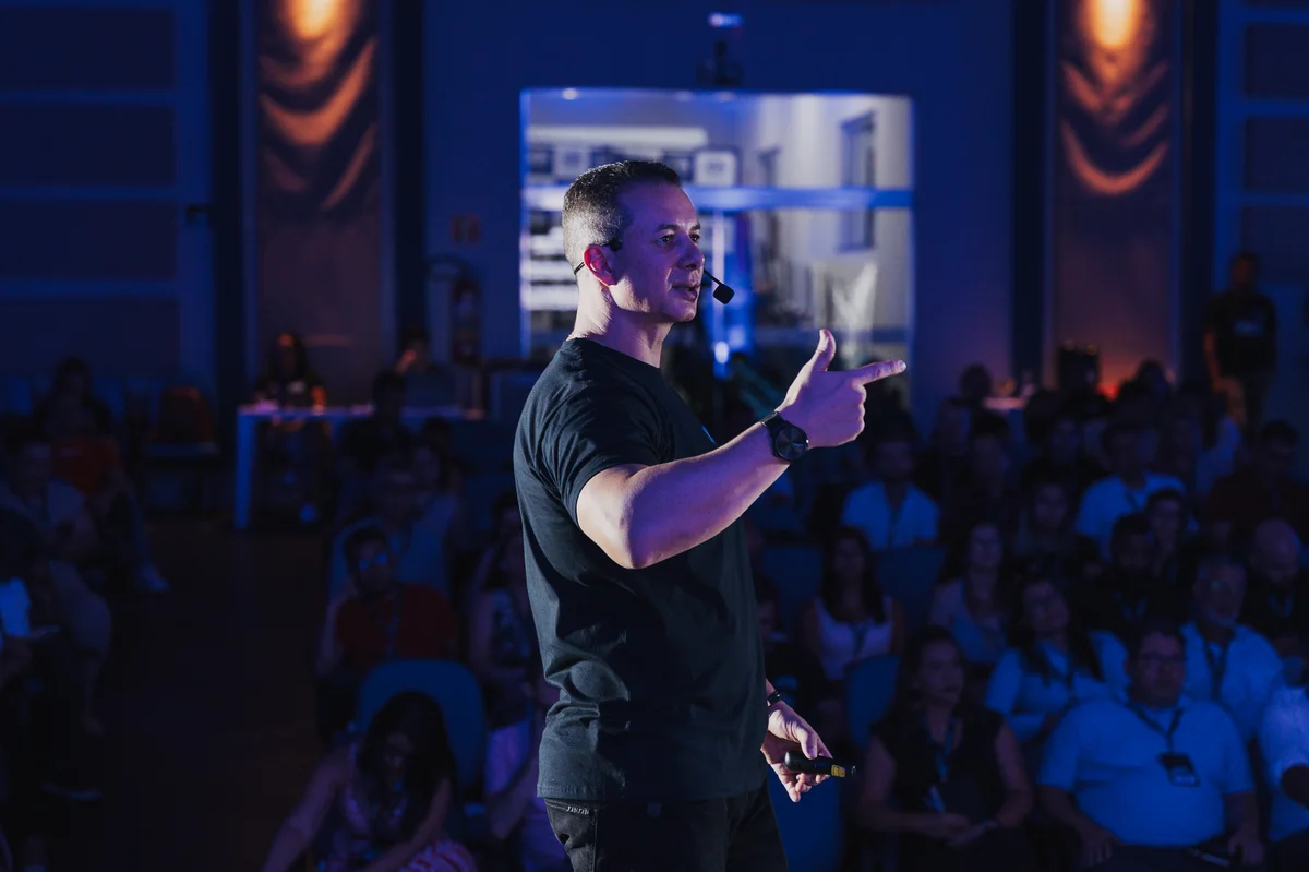 Anderson Maisse palestrando para plateia corporativa em evento de contabilidade